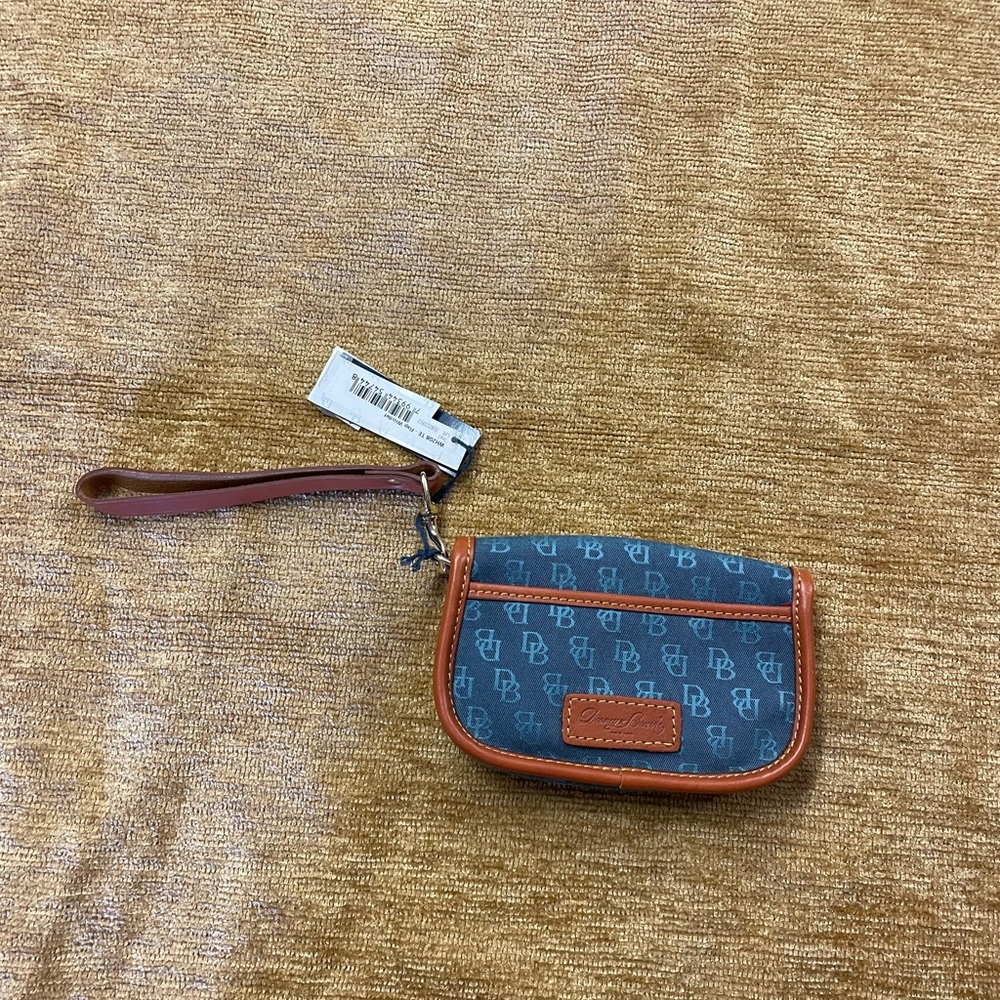 Dooney & Bourke wristlet with detachable strap